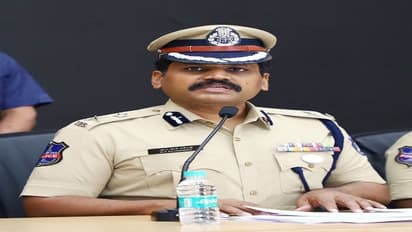 సైబరాబాద్ పోలీస్ పనితీరులో కొత్త ఒరవడి...నకిలీ ఫోర్జరీ పత్రాలు, రబ్బరు స్టాంపుల ముఠా గుట్టురట్టు... 