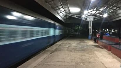 Train Accident ; 130 కిలోమీటర్ల వేగంతో వెళుతుండగా సడన్ బ్రేక్... ఇద్దరు ప్రయాణికులు దుర్మరణం