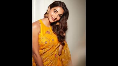 கல்யாண கலை வந்துருச்சோ.. மஞ்சள் நிற சேலையில் தங்க சிலை போல் மின்னும் பூஜா ஹெக்டே.. நியூ கிளிக்ஸ்!