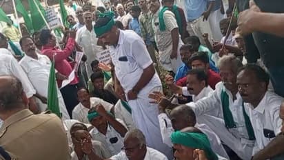 மத்திய அரசுக்கு எதிராக முழக்கம்.. காவிரி உரிமை மீட்பு குழுவினர் ரயில் மறியல் போராட்டம்..!