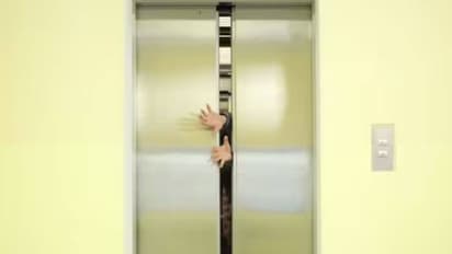 മൂന്നു മണിക്കൂർ ഓഫീസിലെ ലിഫ്റ്റിൽ കുടുങ്ങിയ ജീവനക്കാരനോട് കമ്പനിയുടെ ക്രൂരത...