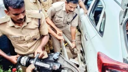 ലോറി കാറിലേക്ക് പാഞ്ഞുകയറി, കൈവരിയില്‍ ഇടിച്ചുനിന്നു, കാറിനുള്ളി‌ൽ കുടുങ്ങിയ സ്ത്രീകളെ രക്ഷിച്ച് ഫയര്‍ഫോഴ്സ്