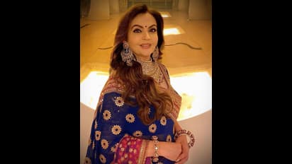 "எல்லார் கண்ணும் இவங்க மேல தான்..” பிரம்மாண்ட வைர நகைகளால் ஜொலித்த நீட்டா அம்பானி..