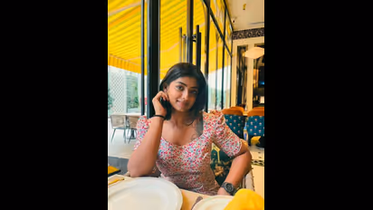 ಕ್ರಾಪ್ ಟಾಪ್ ಶಾರ್ಟ್‌ ಸ್ಕರ್ಟ್‌ನಲ್ಲಿ ಭೂಮಿ; ಪದೇ ಪದೇ ಹಾಟ್‌ ಫೋಟೋ ಹಾಕಲು ಕಾರಣ ಕೇಳಿದ ನೆಟ್ಟಿಗರು! 