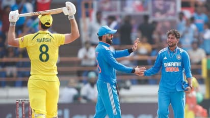 ஜெட் வேகத்தில் சென்ற ஆஸி, ஸ்கோர் – டர்னிங் பாய்ண்டான குல்தீப் யாதவ், பும்ரா – இந்தியாவிற்கு 353 ரன்கள் இலக்கு!