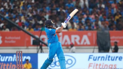 90மீ தூரத்திற்கு 8 ரன்களும், 100 மீட்டர் தூரம் சிக்ஸ் அடித்தால் 10 ரன்களும் கொடுக்கணும் – ரோகித் சர்மா!