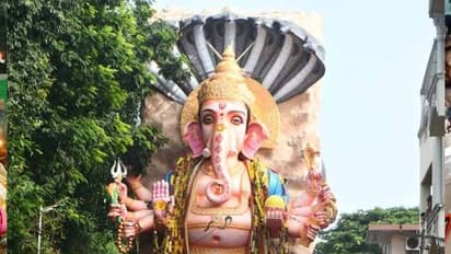 హైద్రాబాద్ ఖైరతాబాద్ శోభాయాత్ర ప్రారంభం: ట్యాంక్ బండ్ వైపు కదులుతున్న గణపయ్య