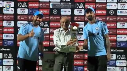 എനിക്കല്ല, അവനാണ് അര്‍ഹത; പരമ്പര വിജയികള്‍ക്കുള്ള കിരീടം വാങ്ങാന്‍ രാഹുലിനെ നിര്‍ബന്ധിച്ച് രോഹിത്-വീഡിയോ 