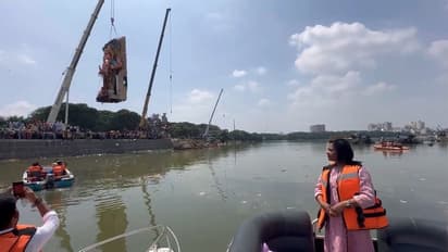 ఖైరతాబాద్ గణేశ్ నిమజ్జనం.. దగ్గరుండి పర్యవేక్షించిన జీహెచ్ఎంసీ మేయర్ విజయలక్ష్మీ (వీడియో)