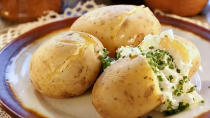 പുഴുങ്ങിയ ഉരുളക്കിഴങ്ങിന്റെ തൊലി എളുപ്പത്തില് കളയാൻ കിടിലനൊരു ടിപ്...