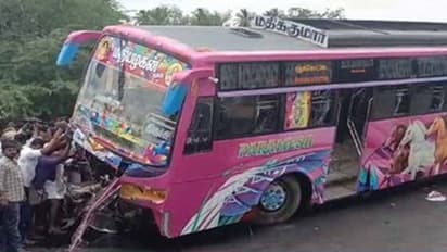 நேருக்கு நேர் மோதல்! 2 பேர் பலி! பேருந்து அடியில் சிக்கிய கார்! 3 பேர் காப்பாத்துங்க! காப்பாத்துங்க! அலறல்!