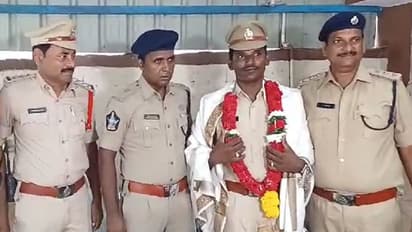 వీళ్ళుకదా సూపర్ పోలీసులంటే... ప్రాణాలకు తెగించి యువతిని కాపాడిన ఖాకీలు (వీడియో)