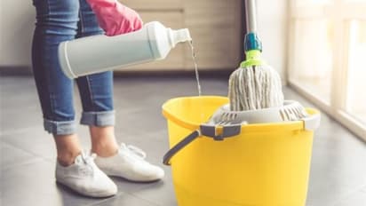 Cleaning Tips: ಮನೆ ಕ್ಲೀನ್ ಮಾಡುವಾಗ ಇದನ್ನು ನೀರಲ್ಲಿ ಬೆರೆಸಿದ್ರೆ ನೆಲ ಫಳಫಳ ಹೊಳೆಯುತ್ತೆ!