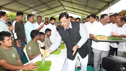 ಮೈಸೂರು ದಸರಾ: ಮಾವುತರು, ಕಾವಾಡಿಗಳಿಗೆ ಊಟ ಬಡಿಸಿದ ಸಚಿವ ಮಹದೇವಪ್ಪ