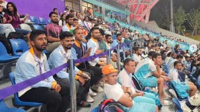 ഇതാണ് ഒത്തൊരുമ! പാകിസ്ഥാനെ തകര്‍ത്ത ഇന്ത്യന്‍ ഹോക്കി ടീമിന് വേണ്ടി കയ്യടിച്ച് ക്രിക്കറ്റ് താരങ്ങള്‍ - വീഡിയോ