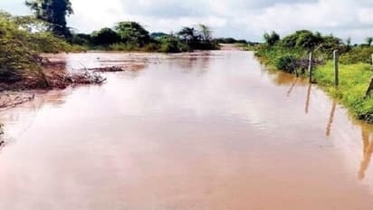 ಲಿಂಗಸುಗೂರು:  ಜನರ ಸಂಚಾರಕ್ಕೆ ಜಲಕಂಟಕ, ಪರೀಕ್ಷೆಯಿಂದ ವಂಚಿತರಾದ ವಿದ್ಯಾರ್ಥಿಗಳು..!