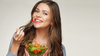 തലമുടി കൊഴിയുന്നുണ്ടോ? ഡയറ്റില് ഉള്പ്പെടുത്താം ഈ വിറ്റാമിന് അടങ്ങിയ ഭക്ഷണങ്ങള്...