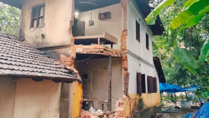 70 വയസുള്ള വീടിന്റെ മുകളിലത്തെ കിടപ്പുമുറി നിലംപതിച്ചു, മരണവീട്ടിൽ പോയി വരാൻ വൈകിയതിനാൽ കുടുംബം രക്ഷപ്പെട്ടു