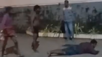 പണത്തെ ചൊല്ലി  വഴക്ക്, ബാറിൽ വച്ച് കണ്ടപ്പോൾ മൂത്തു; അടിപിടി, ബിയർ കുപ്പികൊണ്ട് തലക്കടി, മൂന്നുപേർ പിടിയിൽ