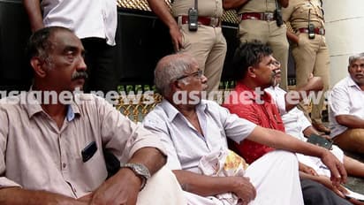 'രണ്ട് ദിവസത്തിൽ പരിഹാരം': 13 കോടിയുടെ കോ ഓപ്പറേറ്റീവ് തട്ടിപ്പില്‍ പണം നഷ്ടമായവരെ സമീപിച്ച് കെപിസിസി നേതൃത്വം