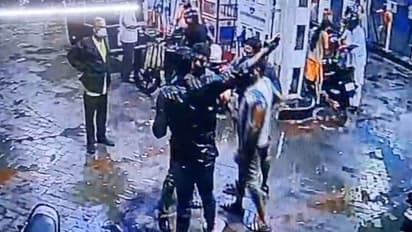 പമ്പിൽ ഇങ്ങനെ ബൈക്ക് 'ഇരപ്പിക്കല്ലേ', പറഞ്ഞത് 'പ്രകോപിപ്പിക്കലായി'; ആളെ കൂട്ടിയെത്തി ജീവനക്കാരെ തല്ലിച്ചതച്ചു