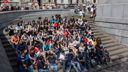 'ടു ബിഎച്ച്കെ ഫ്ലാറ്റില്‍ ഇരുപത് പേര്‍ക്കൊപ്പം ജീവിതം'; ഇംഗ്ലണ്ടിലെ ജീവിതം പങ്കുവച്ച് വിദ്യാര്‍ത്ഥികള്‍ !