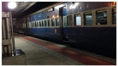 ഓടിത്തുടങ്ങിയ ട്രെയിനിൽ നിന്നിറങ്ങാൻ ശ്രമിച്ചു; അപകടത്തിൽ വൃദ്ധന്റെ കൈ അറ്റു