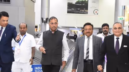 హైద్రాబాద్కు చేరుకున్న సీఈసీ బృందం: రాజకీయ పార్టీలతో భేటీ