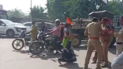 പൊലീസുകാരനെ ചെരുപ്പൂരി തല്ലി യുവതി, തിരിച്ച് ചവിട്ടും തള്ളും, പട്ടാപ്പകൽ നടുറോഡിൽ അടിപിടി വൈറൽ