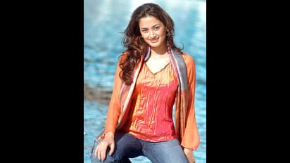 ಶಾರುಖ್ ಜೊತೆ ಸ್ವದೇಶ್‌ ಚಿತ್ರದಲ್ಲಿ ನಟಿಸಿದ್ದ ಗಾಯತ್ರಿ ಜೋಶಿ ಗಂಡನ ಆಸ್ತಿ ಇಷ್ಟಾ? 