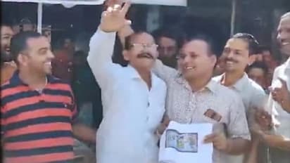 జాక్ పాట్ అంటే ఇదే.. రూ.100తో లాటరీ టికెట్ కొని.. రూ.కోటిన్నర గెలుచుకున్న స్నేహితులు.. (వీడియో)