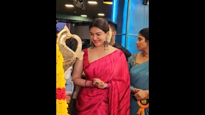 గులాబీ పువ్వులా మెరిసిపోతున్న హనీ రోజ్.. చీరకట్టులో మెస్మరైజ్ చేసే అందాలు, పిక్స్ వైరల్ 