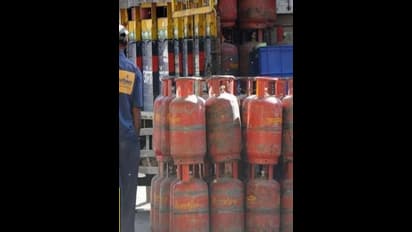 ಉಜ್ವಲ ಫಲಾನುಭವಿಗಳಿಗೆ 300 ರೂ ಸಬ್ಸಿಡಿ, 2025 ಮಾರ್ಚ್ವರೆಗೆ ಯೋಜನೆ ವಿಸ್ತರಿಸಿದ ಕೇಂದ್ರ!