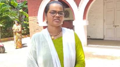 స్కూల్ నే మసాజ్ సెంటర్ గా మార్చేశారట..విద్యార్థినులతో ఇదేం పని టీచరమ్మ..! (వీడియో)