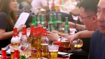 ഓഫീസ് പാർട്ടിയിൽ ബെറ്റ് വെച്ച് 10 മിനിറ്റില്‍ 1 ലിറ്റർ മദ്യം കുടിച്ചു; പിന്നാലെ സംഭവിച്ചത് !