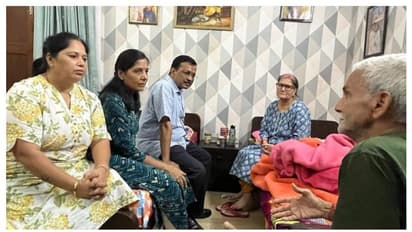 അറസ്റ്റിലായി മണിക്കൂറുകൾ മാത്രം; സഞ്ജയ് സിങിന്റെ വീട്ടിൽ ആശ്വാസ വാക്കുമായി കെജ്രിവാളും കുടുംബവും