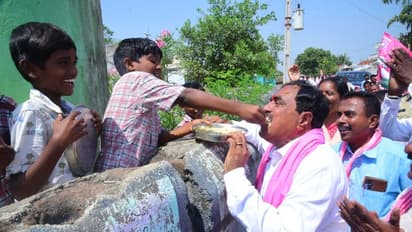 మంత్రి ఎర్రబెల్లి దయాకర్ రావుకి గోరుముద్దలు తినిపించిన విద్యార్ధి (వీడియో)