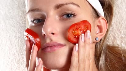 മുഖത്തെ കറുത്ത പാടുകളും കരുവാളിപ്പും മാറ്റാന് തക്കാളി ഇങ്ങനെ ഉപയോഗിക്കാം...