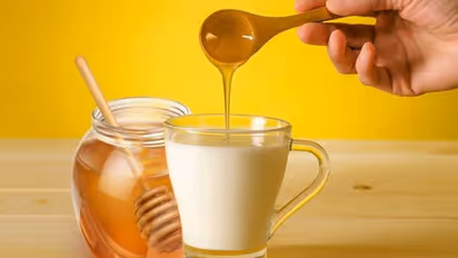 പാലില് തേന് ചേര്ത്ത് കുടിക്കാറുണ്ടോ? നിങ്ങള് അറിയേണ്ടത്...