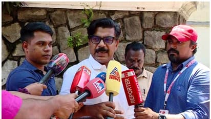 മാസപ്പടി വിവാദം; മുഖ്യമന്ത്രിക്കെതിരെ അന്വേഷണം വേണം; വിജിലൻസ് ഡയറക്ടർക്ക് നേരിട്ട് പരാതി നൽകി കുഴൽനാടൻ