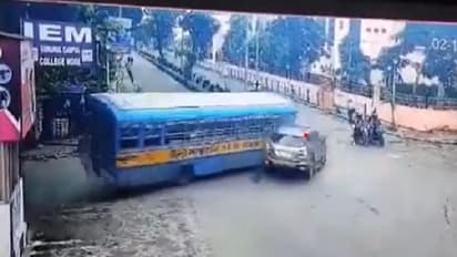 రెడ్ సిగ్నల్ జంప్ చేసి, వేగంగా కారును ఢీకొట్టిన బస్సు.. 10 మందికి గాయాలు.. వీడియో వైరల్