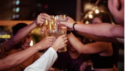 സുഹൃത്തുക്കളുമായി ചേര്ന്ന മദ്യപാന മത്സരം; 10 മിനിറ്റ് കൊണ്ട് ഒരു ലിറ്റര് അകത്താക്കിയ യുവാവിന് ദാരുണാന്ത്യം