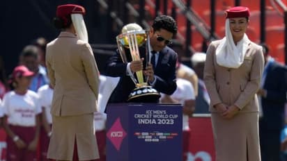 England vs New Zealand: உலகக் கோப்பைக்கான டிராபியை தூக்கி வந்த ஜாம்பவான் சச்சின் டெண்டுல்கர்!