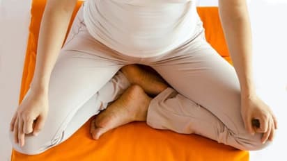 കാലുകള്‍ ഇങ്ങനെ വച്ച് ഇരുന്ന് ഭക്ഷണം കഴിക്കാറുണ്ടോ നിങ്ങള്‍? എങ്കിലറിയാം...