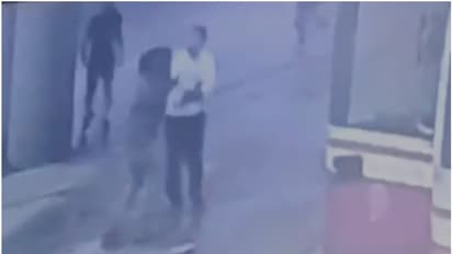 നാണക്കേട്, കെഎസ്ആർടിസി ചെക്കിംഗ് ഇൻസ്പെക്ടർമാർ ബസ് സ്റ്റാൻഡിൽ തമ്മിൽത്തല്ലി -വീഡിയോ