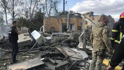 உக்ரைனில் உள்ள மளிகைக் கடை.. ராக்கெட்கள் மூலம் தாக்கிய ரஷ்ய படைகள் - 49 பேர் கொல்லப்பட்ட பரிதாபம்!