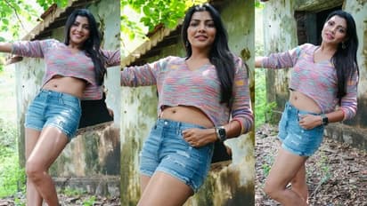 బిగ్ బాస్ బ్యూటీ లహరి బోల్డ్ షో... ఆ కెమెరా యాంగిల్ ఏంట్రా బాబు!