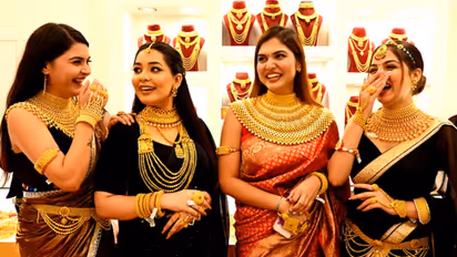 Gold Silver Price Today: ವೀಕೆಂಡ್‌ನಲ್ಲಿ ಬೆಂಗಳೂರಲ್ಲಿ ಇಳಿಕೆಯಾಯ್ತು ಬೆಳ್ಳಿ ದರ; ಚಿನ್ನದ ಬೆಲೆ ಹೀಗಿದೆ..