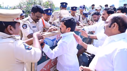 రాజమండ్రి బయలుదేరిన లోకేష్... మాజీ మంత్రులను అడ్డుకున్న పోలీసులు, తీవ్ర ఉద్రిక్తత (వీడియో)