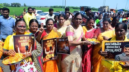 రాజమండ్రి వెళుతున్న లోకేష్ కు మహిళల మంగళహారతులు... ప్లకార్డులతో సందడి (ఫోటోలు) 